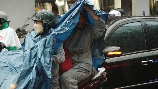 TPHCM: Nhiều người bất ngờ hứng mưa vì đi sớm giữ chỗ xem pháo hoa-4