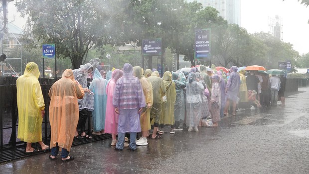 TPHCM: Nhiều người bất ngờ hứng mưa vì đi sớm giữ chỗ xem pháo hoa-6
