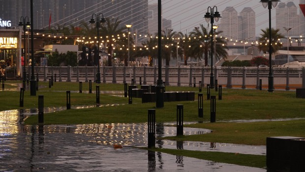 TPHCM: Nhiều người bất ngờ hứng mưa vì đi sớm giữ chỗ xem pháo hoa-10