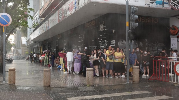 TPHCM: Nhiều người bất ngờ hứng mưa vì đi sớm giữ chỗ xem pháo hoa-7