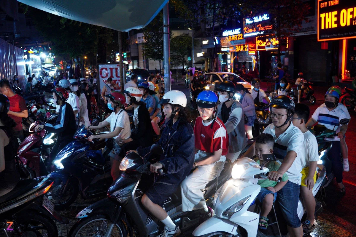 Mất 1 tiếng để gửi xe ở đường Nguyễn Huệ trước giờ countdown-4