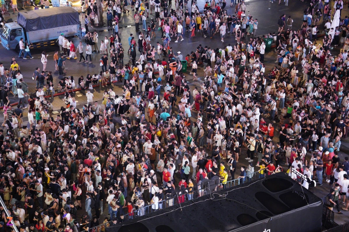 Mất 1 tiếng để gửi xe ở đường Nguyễn Huệ trước giờ countdown-10