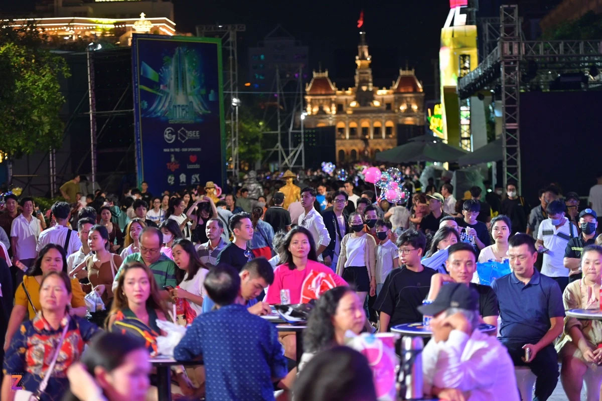 Mất 1 tiếng để gửi xe ở đường Nguyễn Huệ trước giờ countdown-9