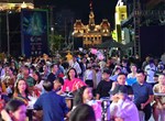 Phố đi bộ Hà Nội quá tải đêm Countdown, nhiều người kiệt sức ngồi la liệt vỉa hè-17