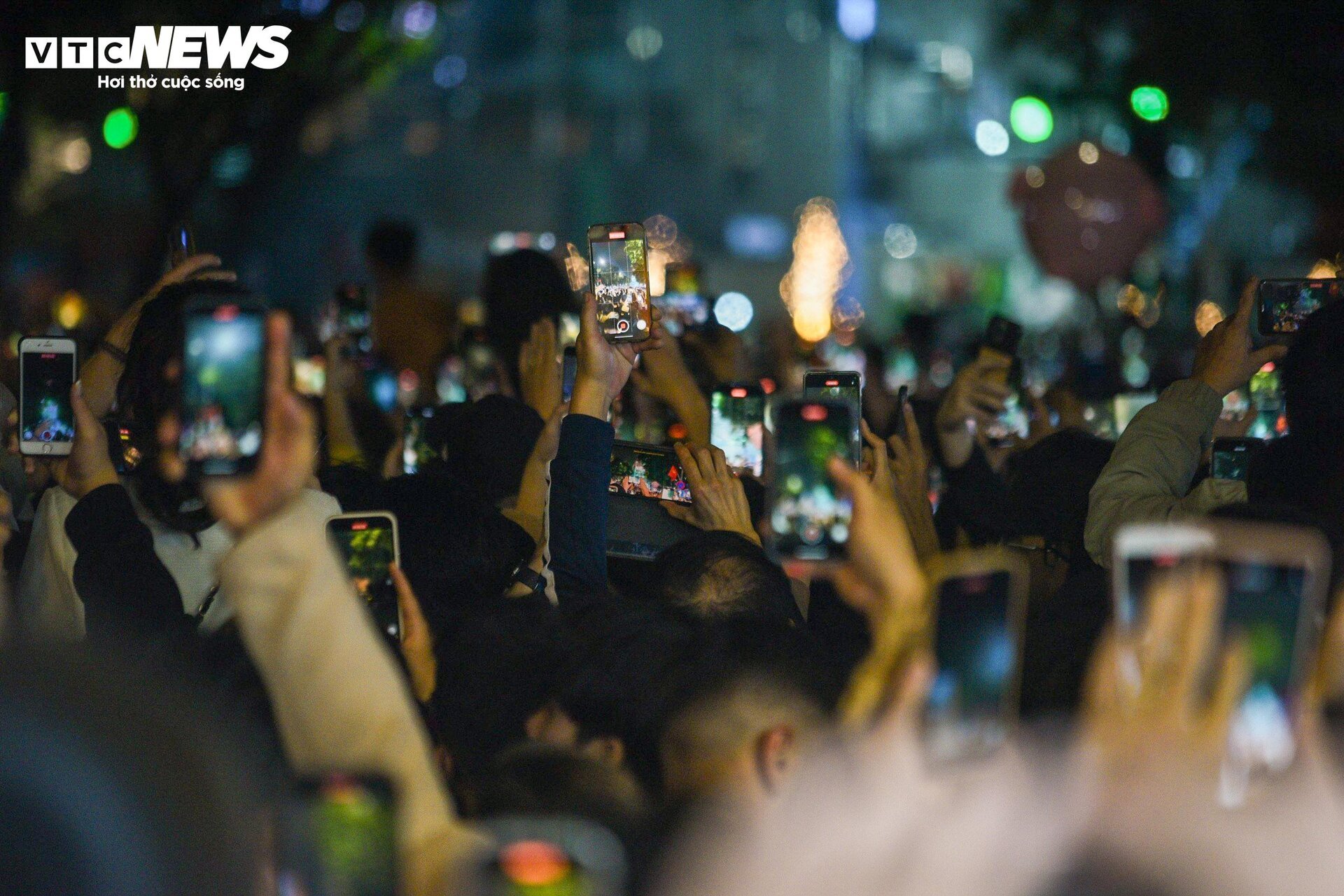 Phố đi bộ Hà Nội quá tải đêm Countdown, nhiều người kiệt sức ngồi la liệt vỉa hè-16