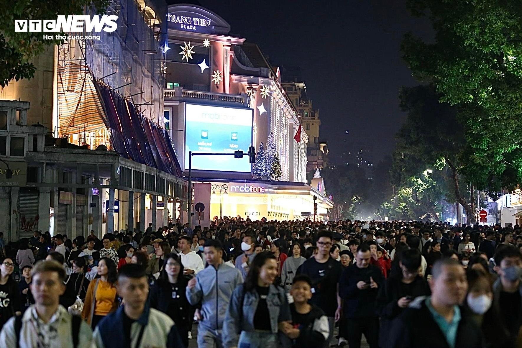 Phố đi bộ Hà Nội quá tải đêm Countdown, nhiều người kiệt sức ngồi la liệt vỉa hè-5