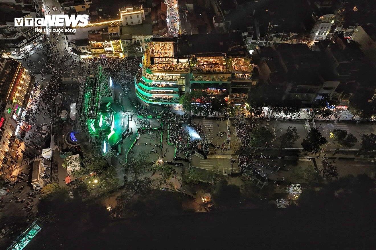 Phố đi bộ Hà Nội quá tải đêm Countdown, nhiều người kiệt sức ngồi la liệt vỉa hè-3