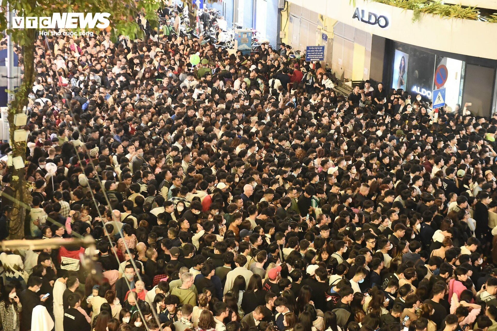 Phố đi bộ Hà Nội quá tải đêm Countdown, nhiều người kiệt sức ngồi la liệt vỉa hè-4