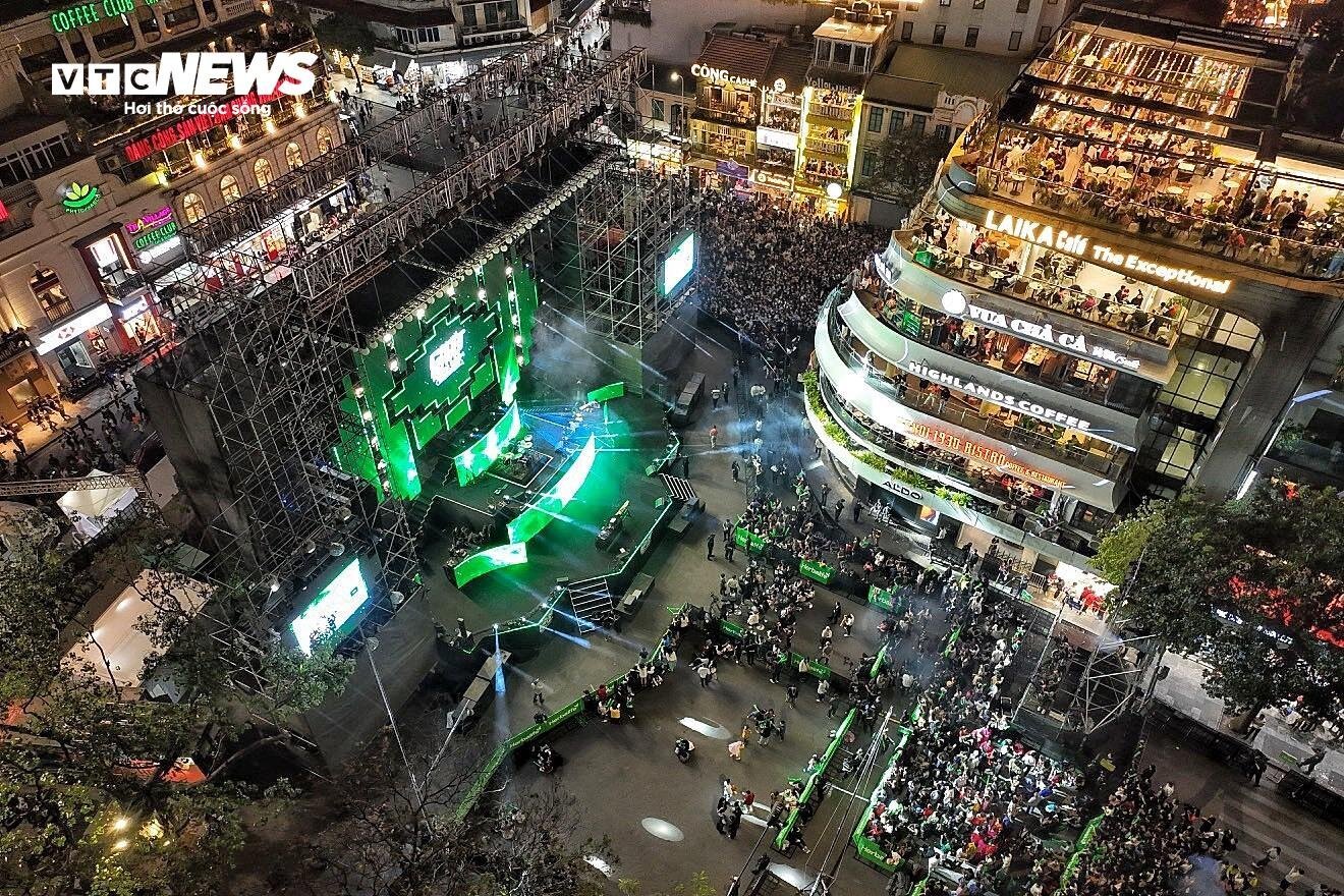 Phố đi bộ Hà Nội quá tải đêm Countdown, nhiều người kiệt sức ngồi la liệt vỉa hè-2