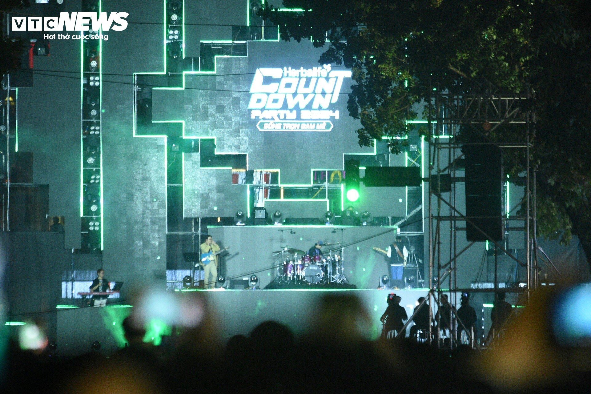 Phố đi bộ Hà Nội quá tải đêm Countdown, nhiều người kiệt sức ngồi la liệt vỉa hè-15