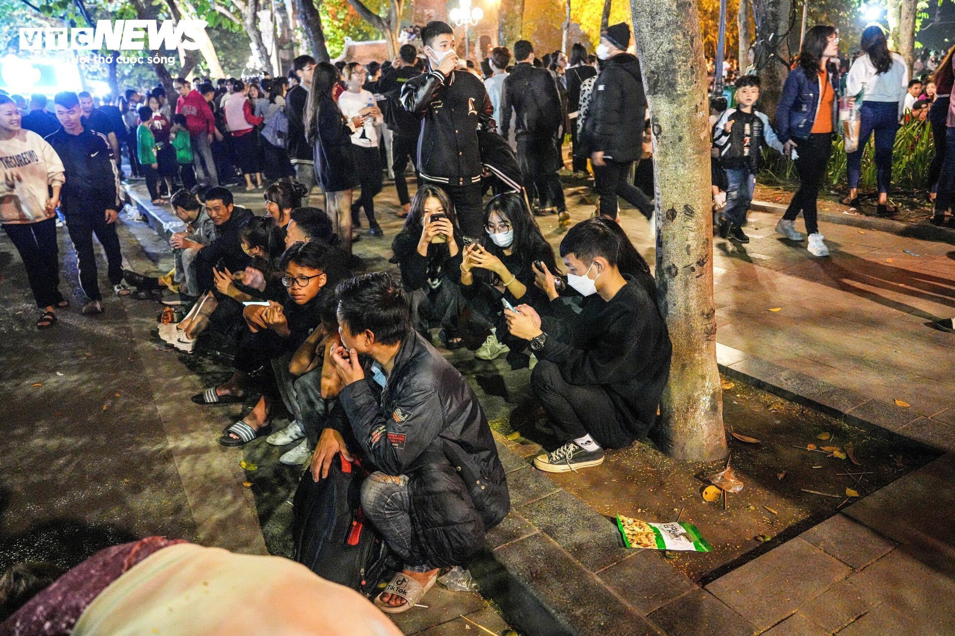 Phố đi bộ Hà Nội quá tải đêm Countdown, nhiều người kiệt sức ngồi la liệt vỉa hè-7