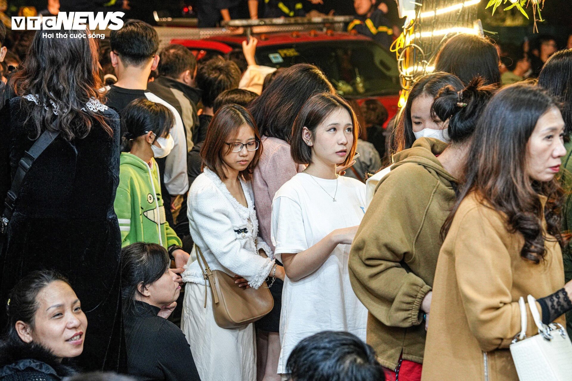 Phố đi bộ Hà Nội quá tải đêm Countdown, nhiều người kiệt sức ngồi la liệt vỉa hè-9
