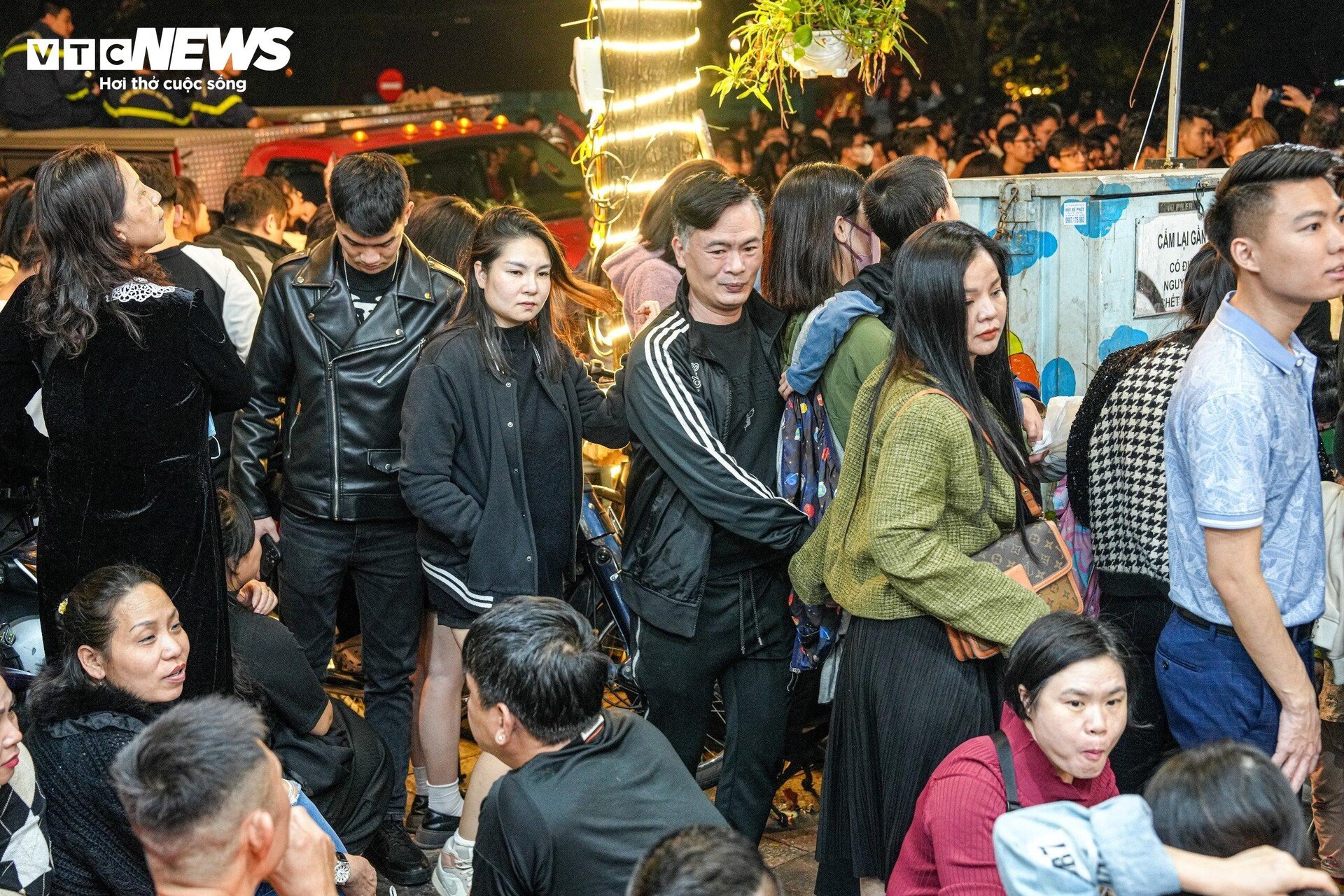 Phố đi bộ Hà Nội quá tải đêm Countdown, nhiều người kiệt sức ngồi la liệt vỉa hè-10