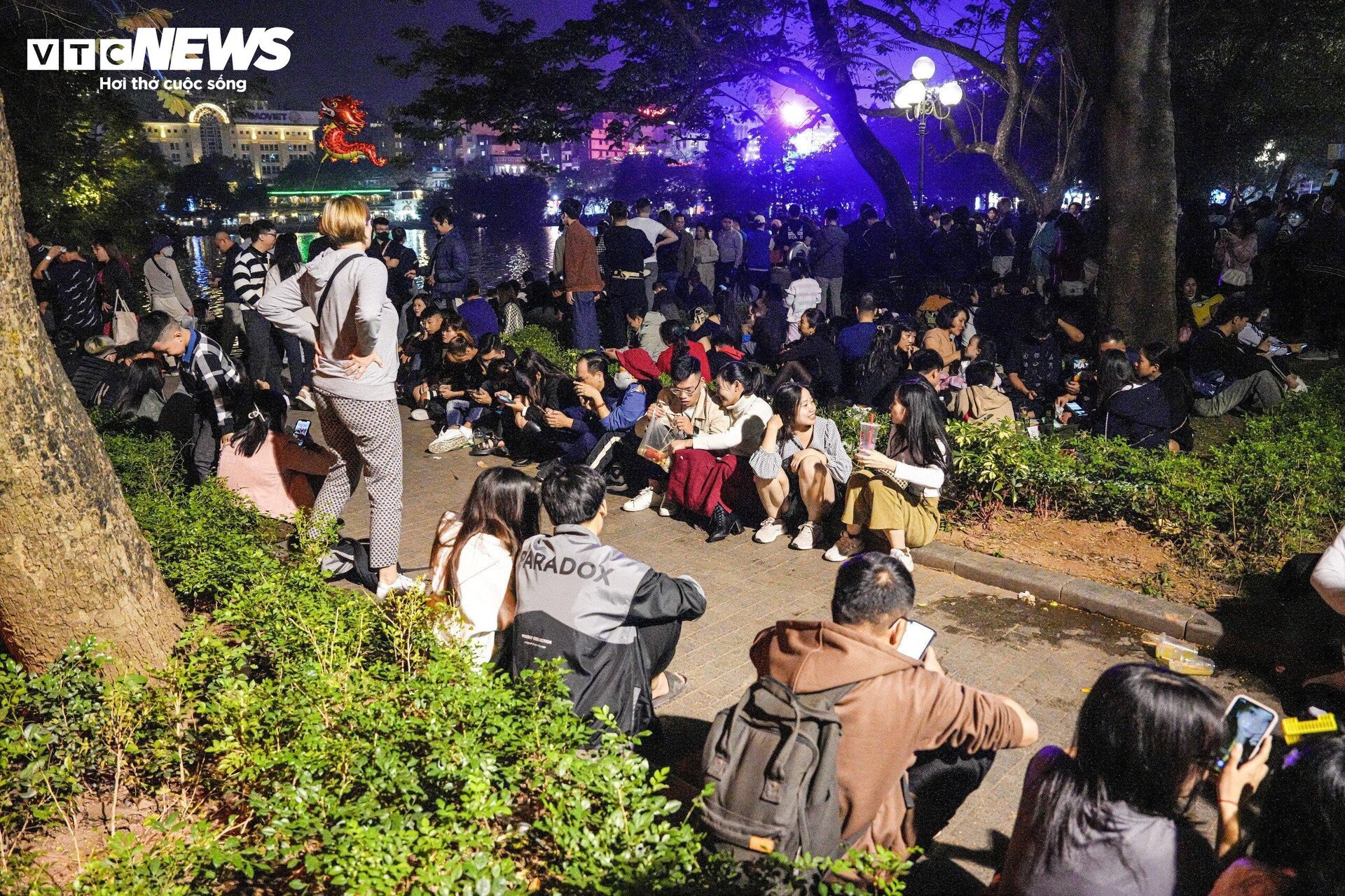 Phố đi bộ Hà Nội quá tải đêm Countdown, nhiều người kiệt sức ngồi la liệt vỉa hè-6