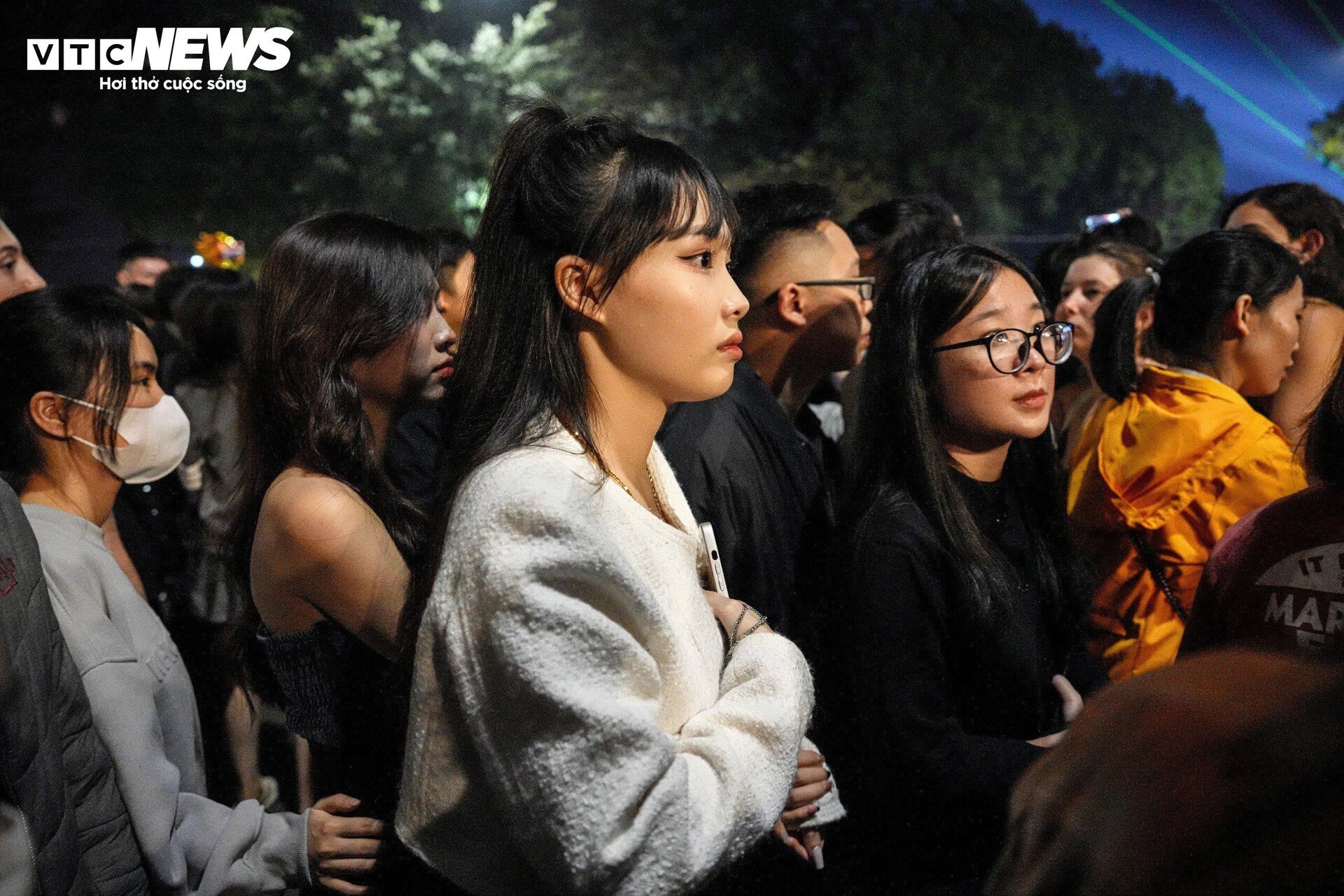 Phố đi bộ Hà Nội quá tải đêm Countdown, nhiều người kiệt sức ngồi la liệt vỉa hè-12