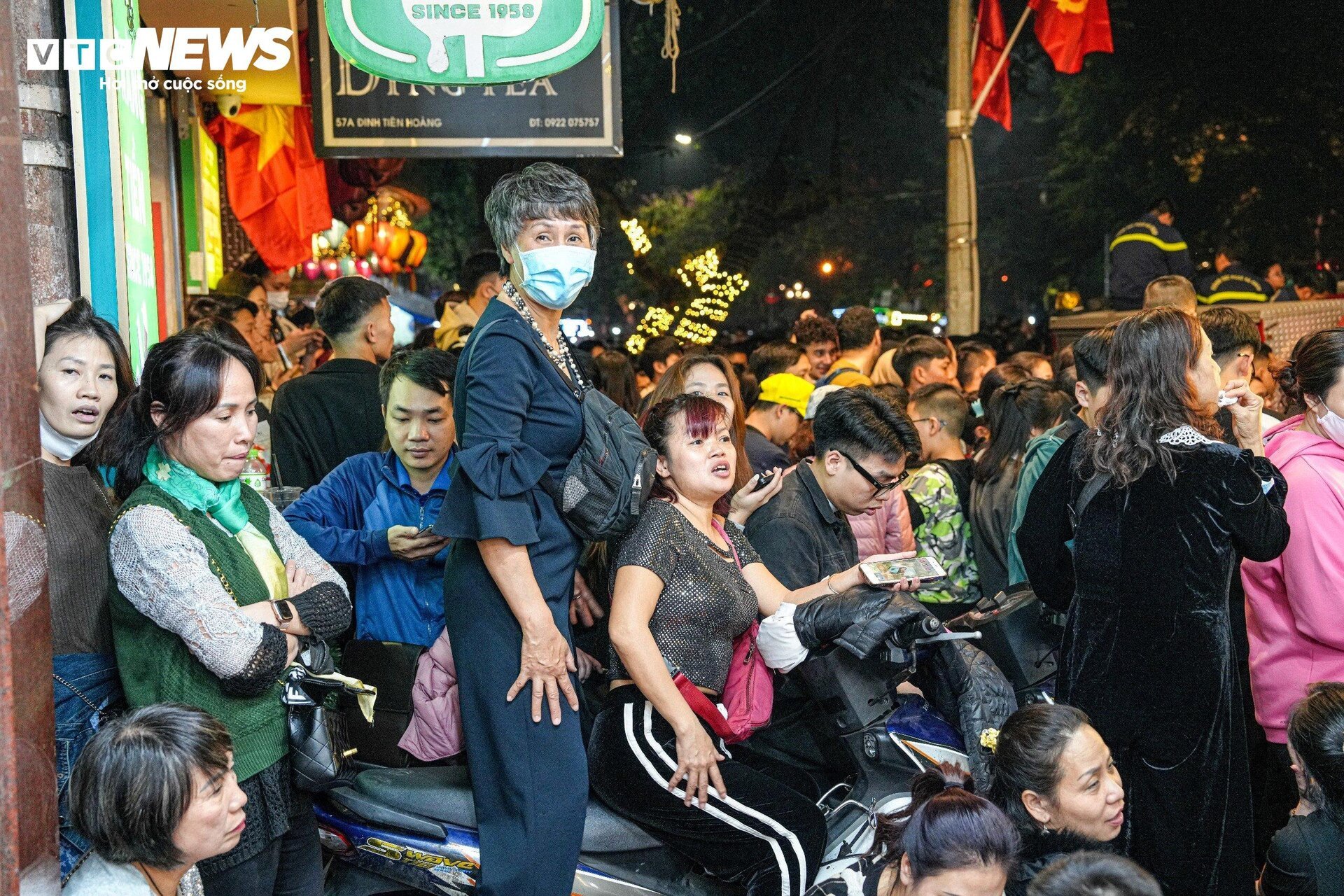 Phố đi bộ Hà Nội quá tải đêm Countdown, nhiều người kiệt sức ngồi la liệt vỉa hè-11