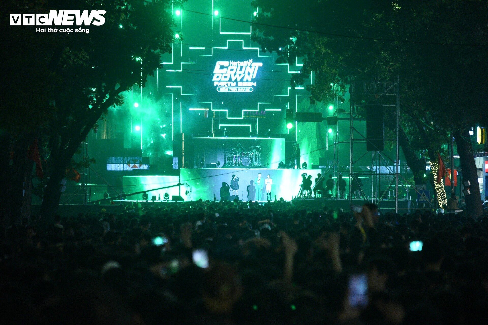 Phố đi bộ Hà Nội quá tải đêm Countdown, nhiều người kiệt sức ngồi la liệt vỉa hè-13