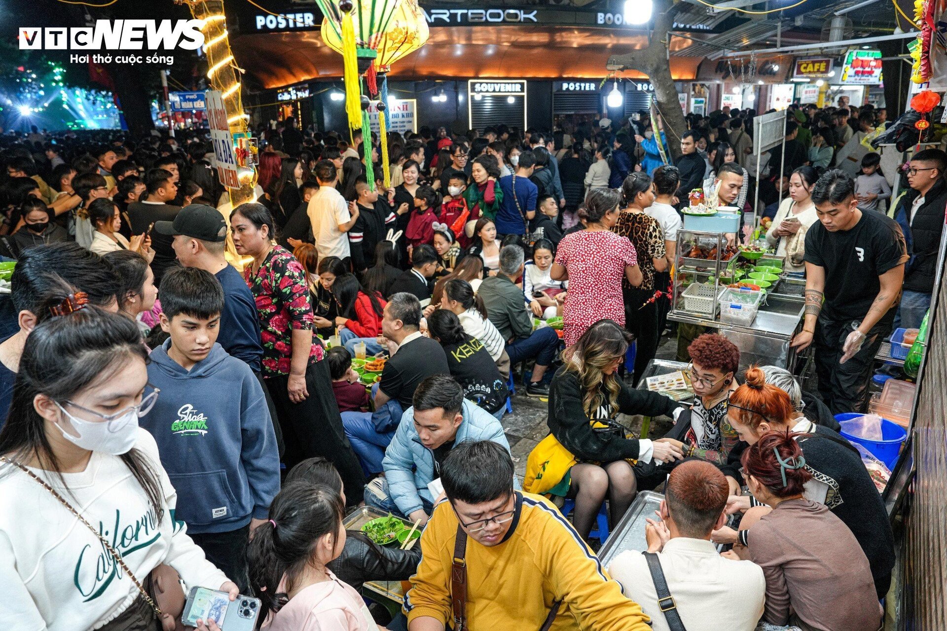 Phố đi bộ Hà Nội quá tải đêm Countdown, nhiều người kiệt sức ngồi la liệt vỉa hè-8