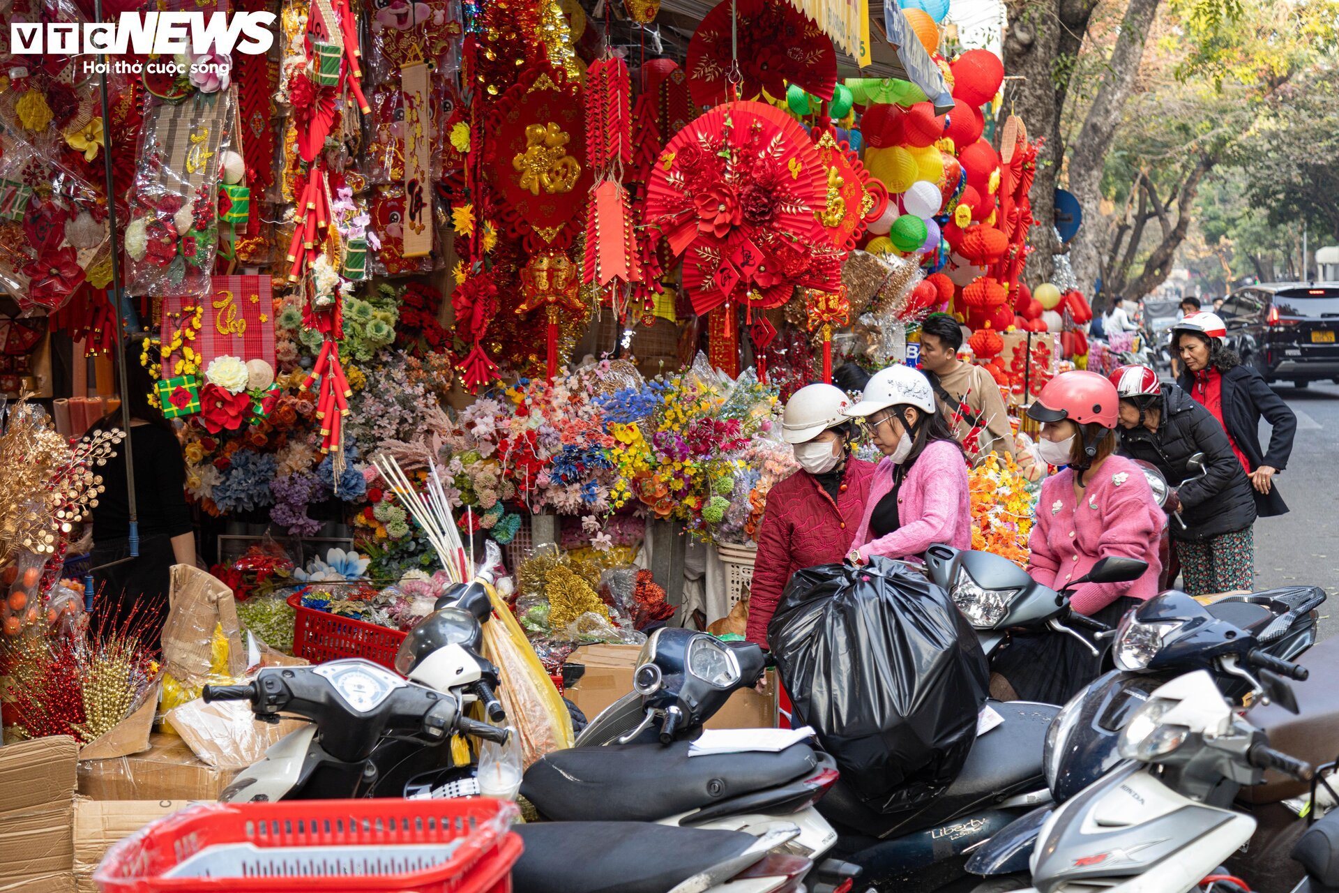 Hà Nội: Phố Hàng Mã rực sắc Xuân, người dân tất bật sắm đồ trang trí Tết sớm-4