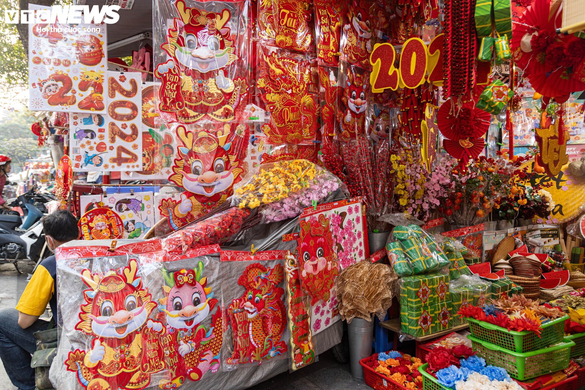 Hà Nội: Phố Hàng Mã rực sắc Xuân, người dân tất bật sắm đồ trang trí Tết sớm-8