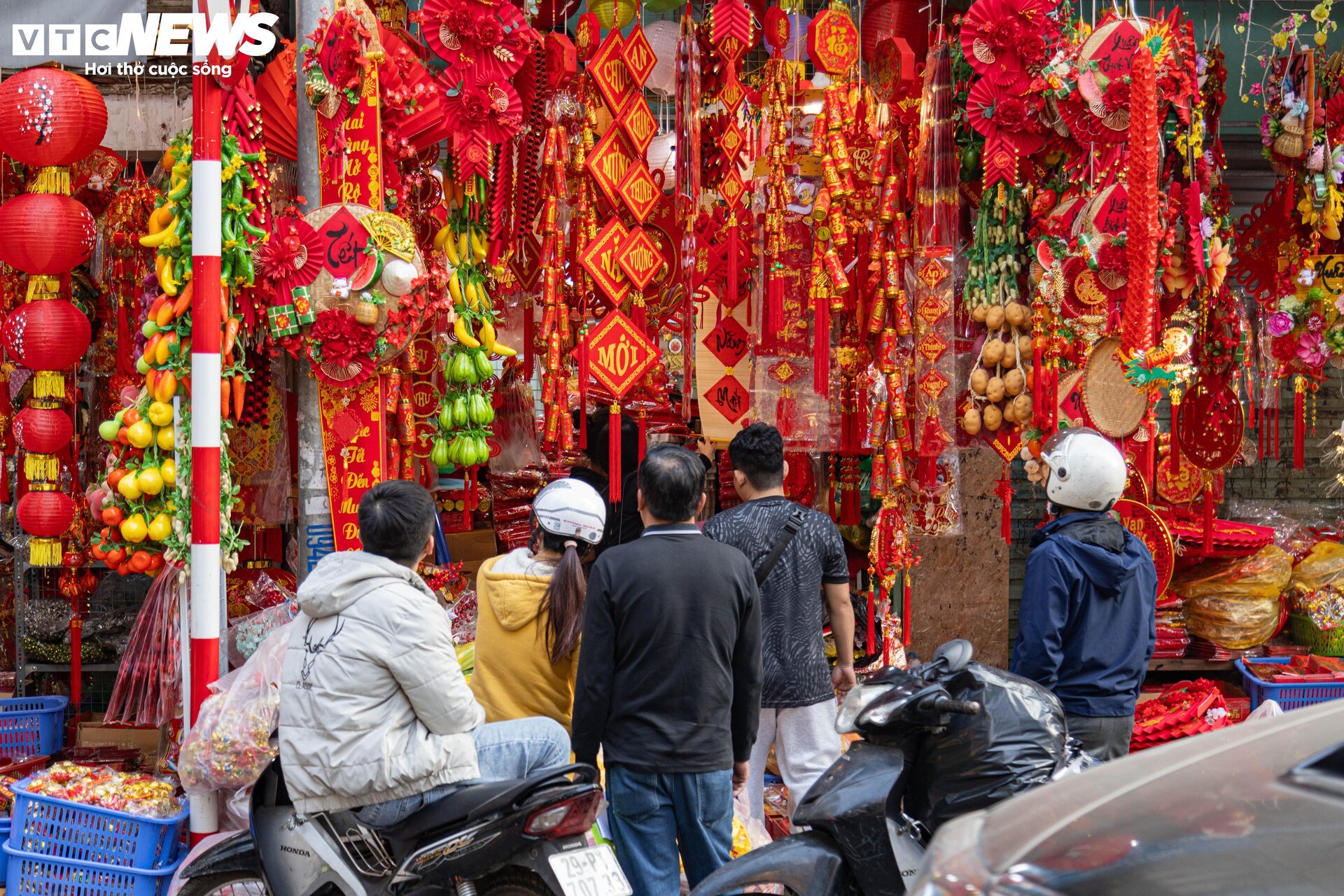 Hà Nội: Phố Hàng Mã rực sắc Xuân, người dân tất bật sắm đồ trang trí Tết sớm-20