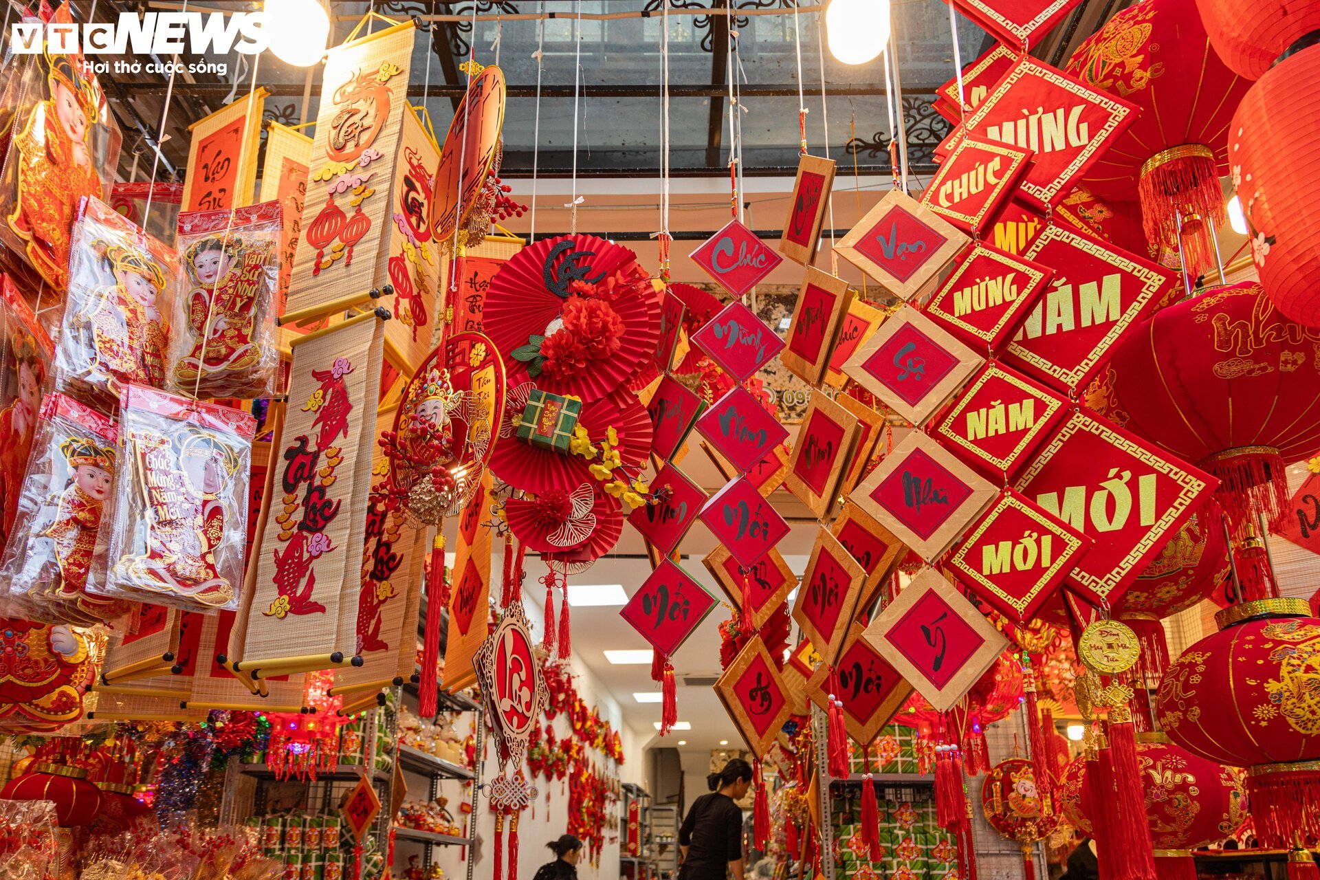 Hà Nội: Phố Hàng Mã rực sắc Xuân, người dân tất bật sắm đồ trang trí Tết sớm-9