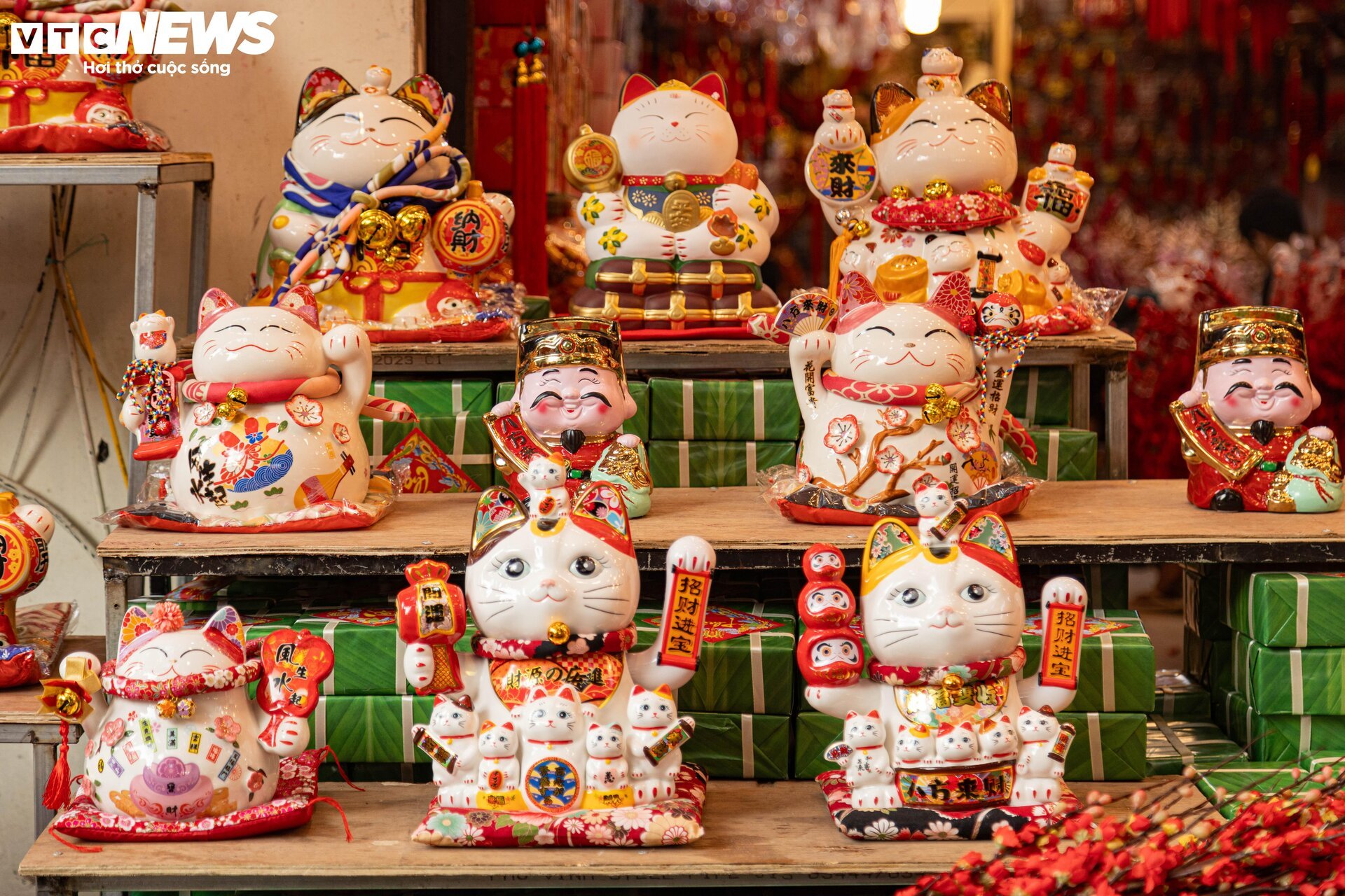 Hà Nội: Phố Hàng Mã rực sắc Xuân, người dân tất bật sắm đồ trang trí Tết sớm-15