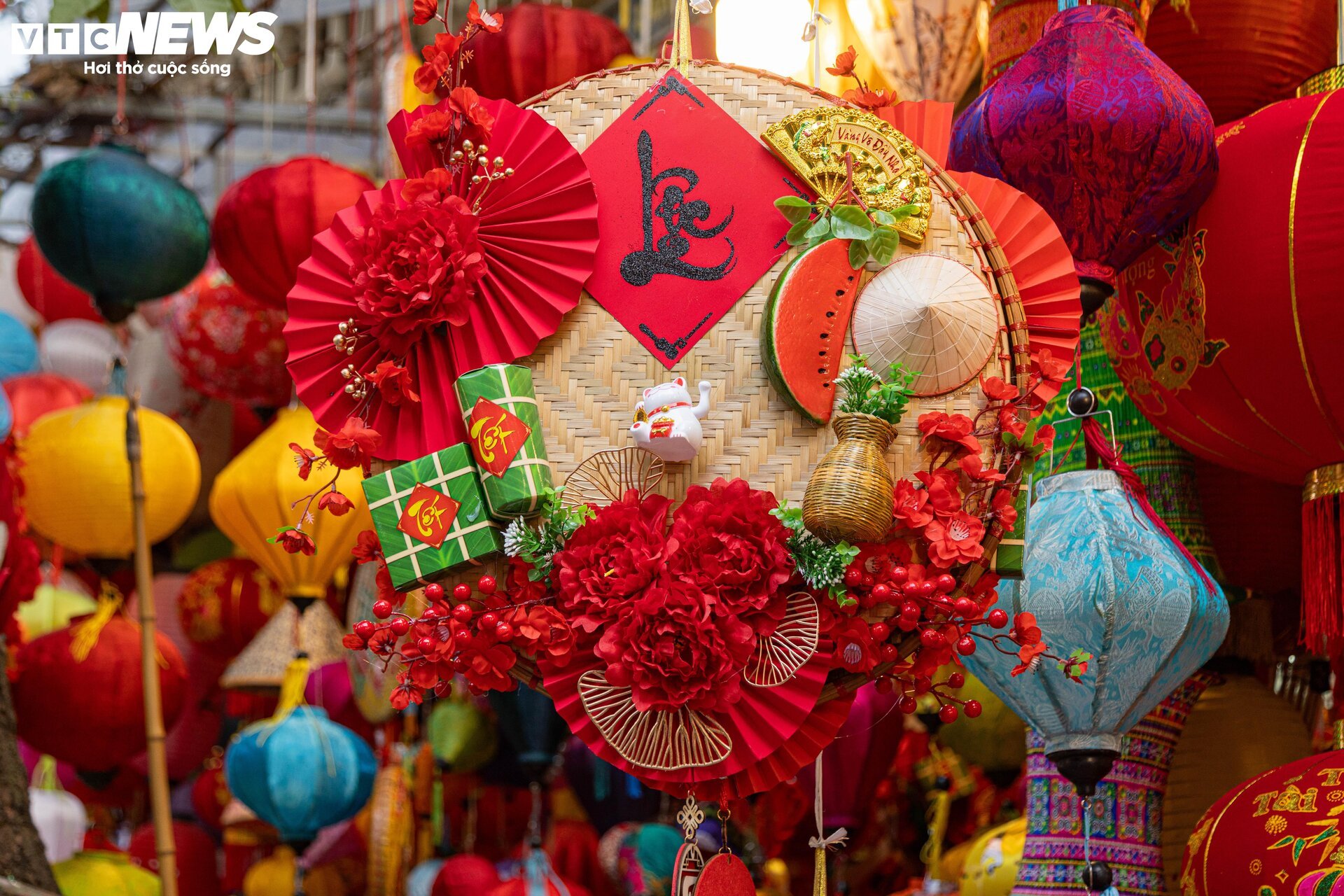 Hà Nội: Phố Hàng Mã rực sắc Xuân, người dân tất bật sắm đồ trang trí Tết sớm-18