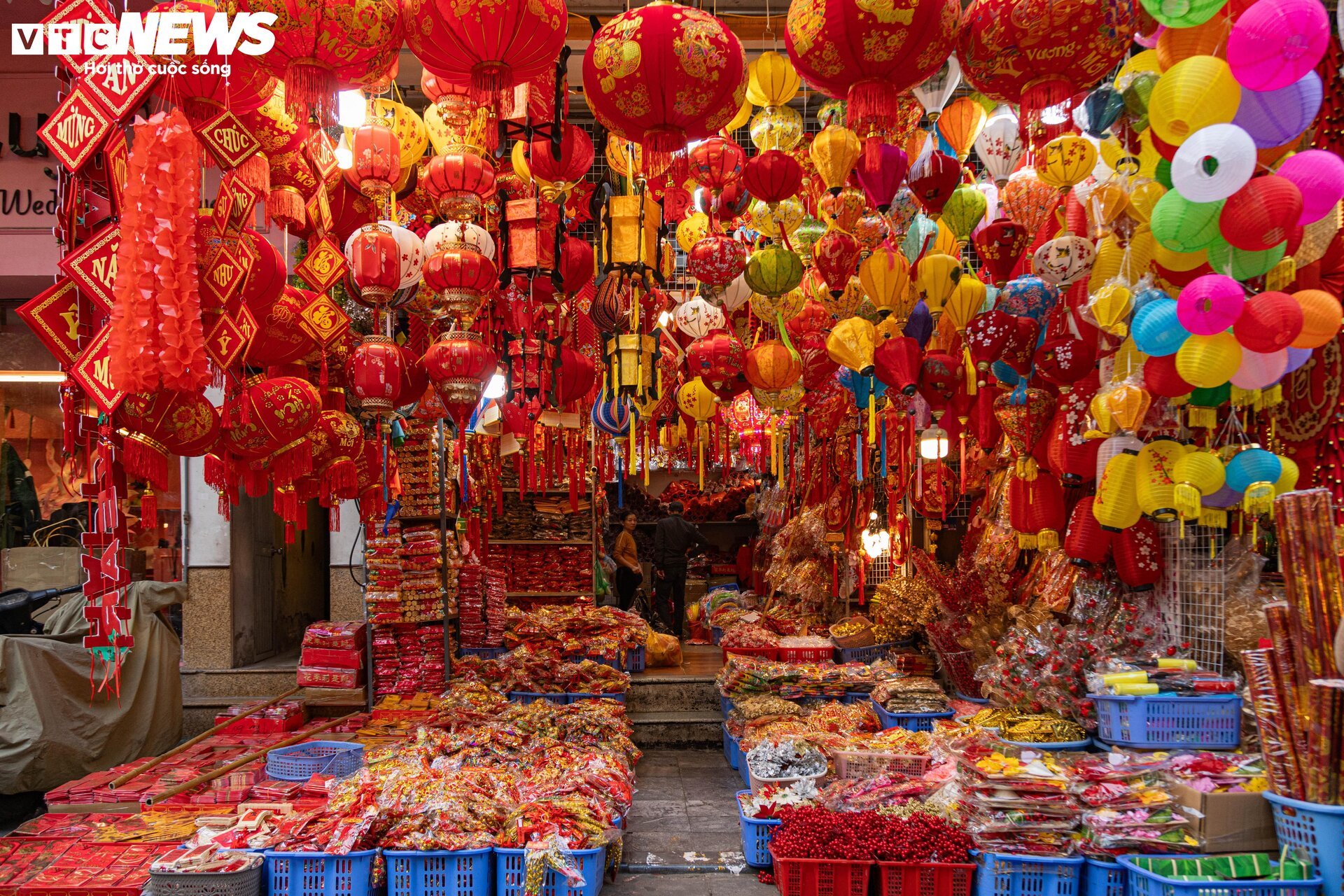 Hà Nội: Phố Hàng Mã rực sắc Xuân, người dân tất bật sắm đồ trang trí Tết sớm-21