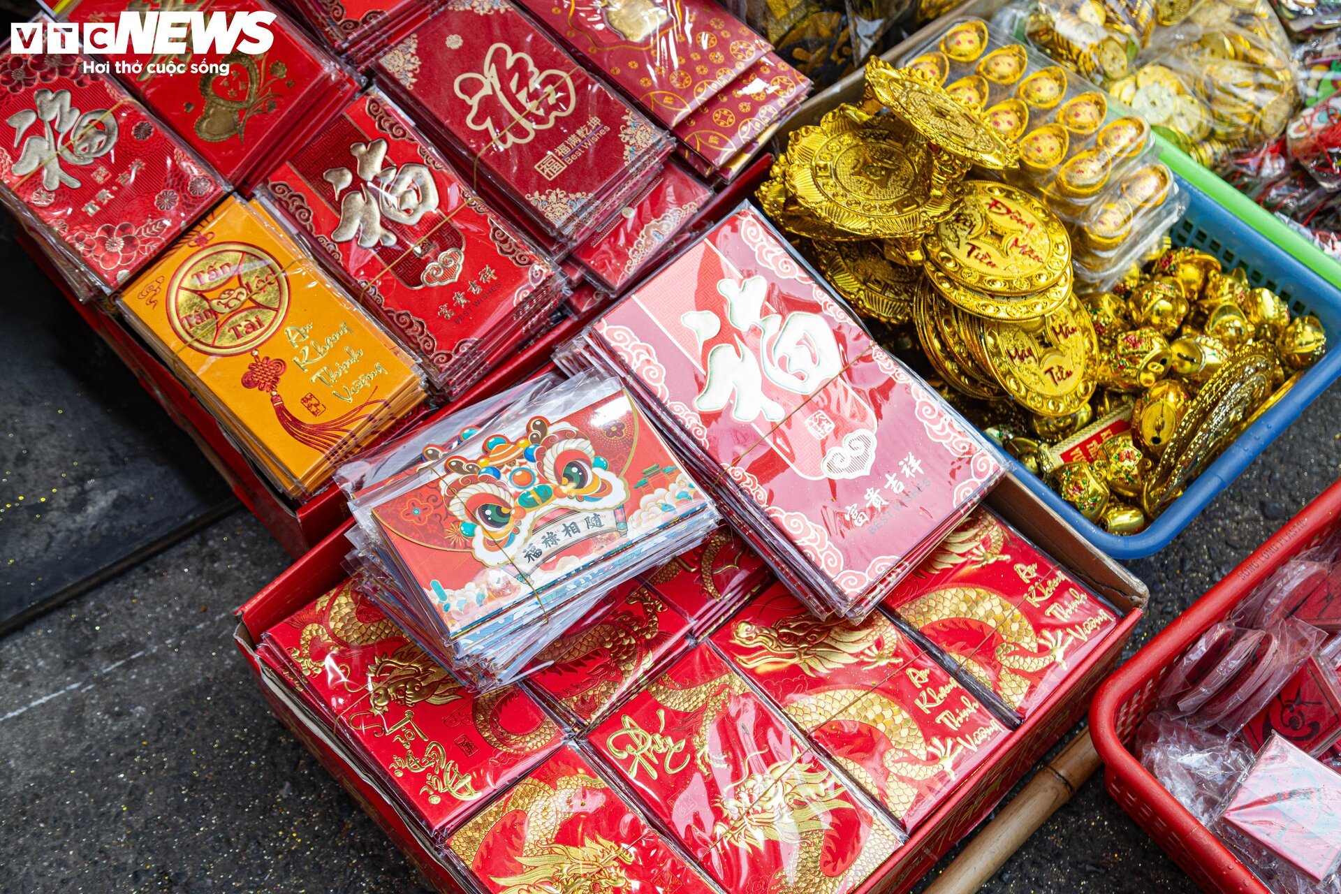 Hà Nội: Phố Hàng Mã rực sắc Xuân, người dân tất bật sắm đồ trang trí Tết sớm-13