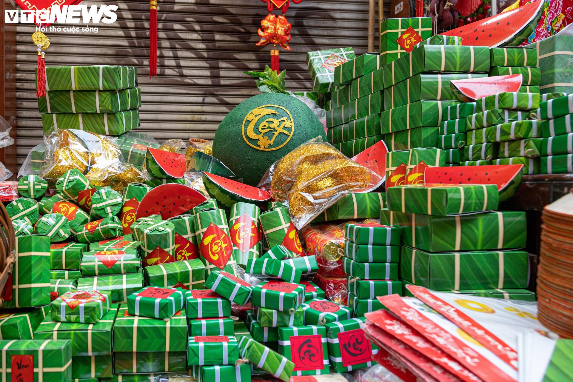 Hà Nội: Phố Hàng Mã rực sắc Xuân, người dân tất bật sắm đồ trang trí Tết sớm-14