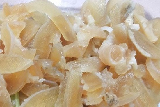 Người đàn ông phải mổ cấp cứu sau khi ăn miếng gân bò