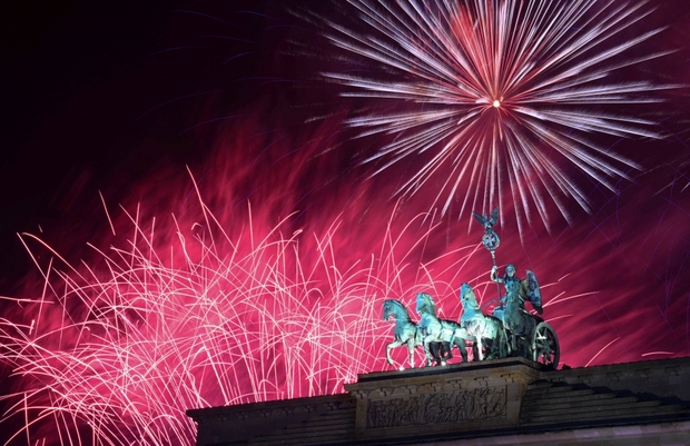 Sau châu Á, người dân châu Âu chào đón năm mới 2024-17