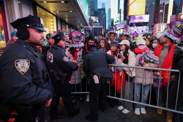 Sau châu Á, người dân châu Âu chào đón năm mới 2024-16