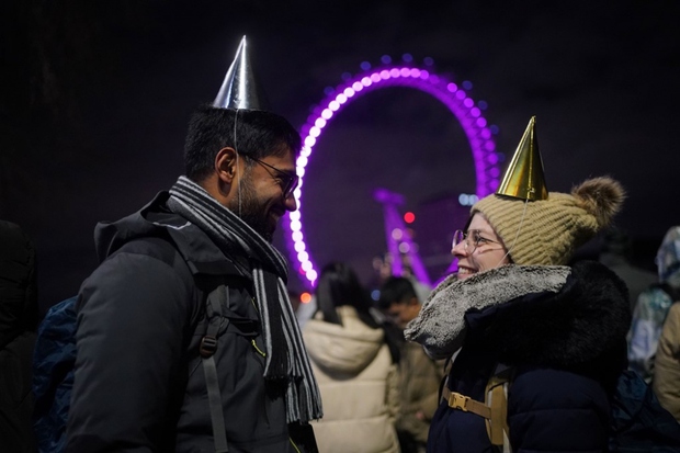 Sau châu Á, người dân châu Âu chào đón năm mới 2024-3