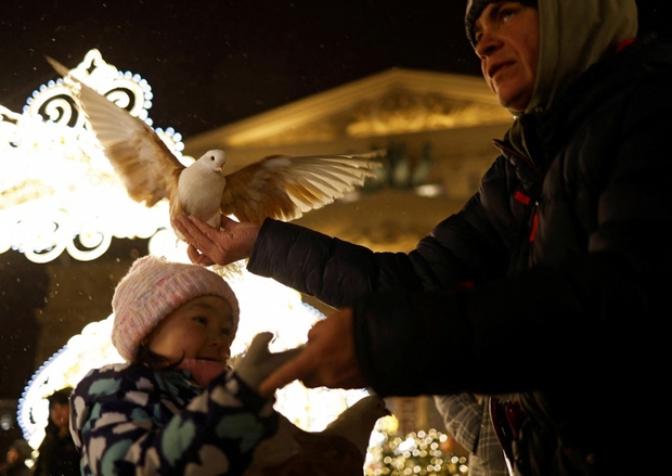 Sau châu Á, người dân châu Âu chào đón năm mới 2024-27