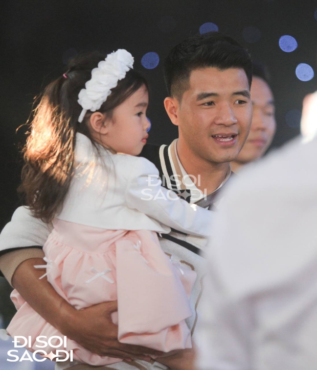 Cận cảnh siêu xe 10 tỷ được Quang Hải dùng để đón Chu Thanh Huyền về dinh-6