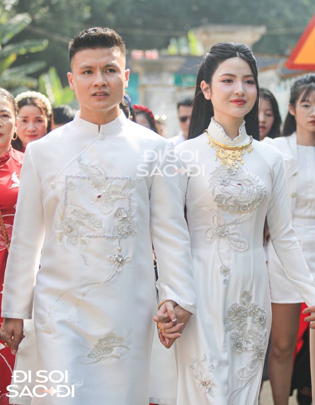 Chu Thanh Huyền nắm chặt tay Quang Hải trong ngày trọng đại, có hành động điểm 10 khi đứng cạnh mẹ chồng tương lai-1