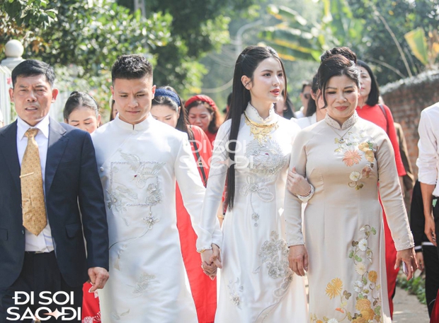 Chu Thanh Huyền nắm chặt tay Quang Hải trong ngày trọng đại, có hành động điểm 10 khi đứng cạnh mẹ chồng tương lai-2