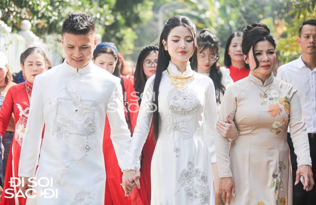 Chu Thanh Huyền nắm chặt tay Quang Hải trong ngày trọng đại, có hành động điểm 10 khi đứng cạnh mẹ chồng tương lai-3
