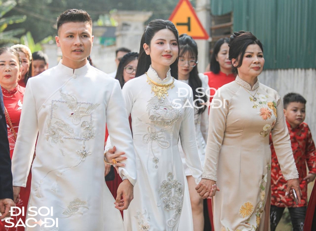 Chu Thanh Huyền nắm chặt tay Quang Hải trong ngày trọng đại, có hành động điểm 10 khi đứng cạnh mẹ chồng tương lai-4