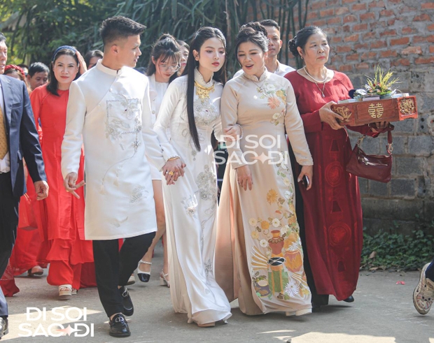 Chu Thanh Huyền nắm chặt tay Quang Hải trong ngày trọng đại, có hành động điểm 10 khi đứng cạnh mẹ chồng tương lai-5