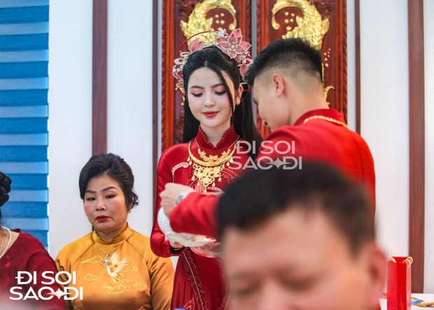 Chu Thanh Huyền nắm chặt tay Quang Hải trong ngày trọng đại, có hành động điểm 10 khi đứng cạnh mẹ chồng tương lai-6