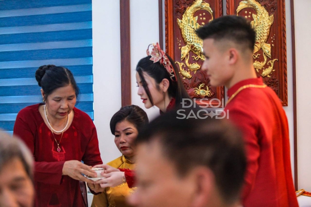 Chu Thanh Huyền nắm chặt tay Quang Hải trong ngày trọng đại, có hành động điểm 10 khi đứng cạnh mẹ chồng tương lai-7