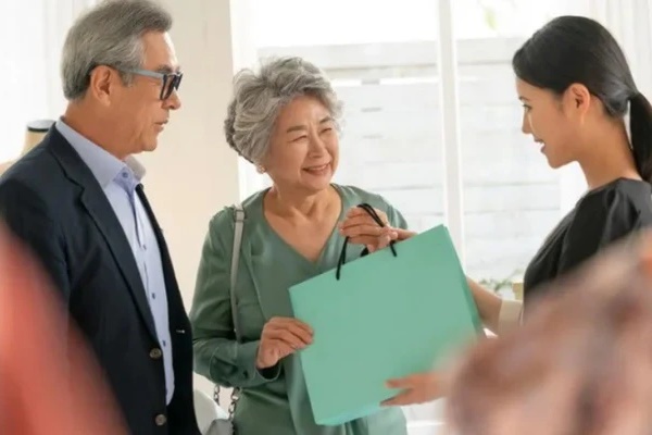 Bố chồng vỡ nợ, tôi đau điếng với câu tuyên bố từ chồng-2