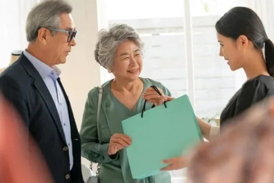 Cưới xong vài ngày mẹ chồng mới trao cho cả túi vàng, biết lý do tôi tái cả mặt