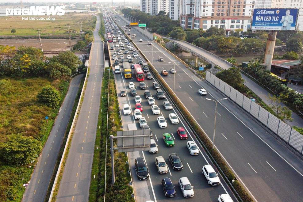 Người dân ùn ùn trở về Thủ đô, cao tốc Pháp Vân - Cầu Giẽ kẹt cứng-1