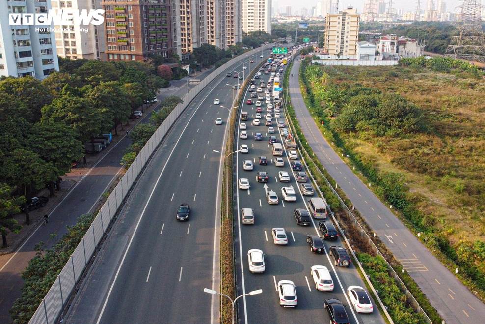 Người dân ùn ùn trở về Thủ đô, cao tốc Pháp Vân - Cầu Giẽ kẹt cứng-2