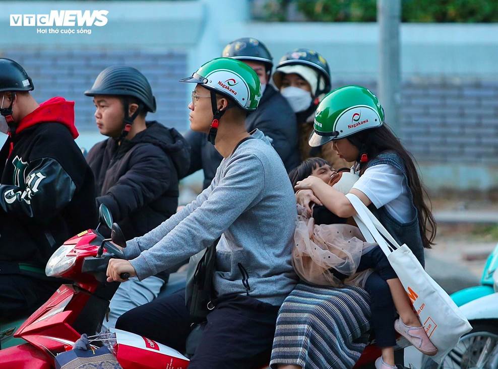 Người dân ùn ùn trở về Thủ đô, cao tốc Pháp Vân - Cầu Giẽ kẹt cứng-12