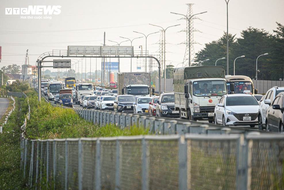 Người dân ùn ùn trở về Thủ đô, cao tốc Pháp Vân - Cầu Giẽ kẹt cứng-3